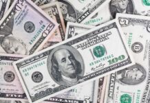 Dólar cai com alta de commodities e impacto de dados positivos da China