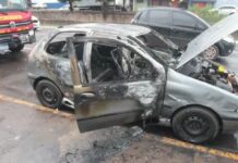 Mulher ateia fogo no carro do marido após descobrir traição; veículo estava estacionado em motel