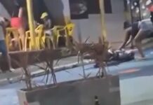 Mulher destrói moto do marido no meio da rua após descobrir que pegou “chifre”