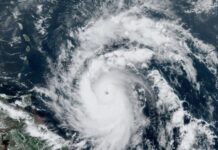 Passagem de violento furacão deixa 8 mortos e avança nos Estados Unidos