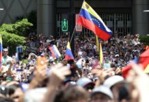 Venezuelanos protestam contra vitória do ditador Nicolás Maduro