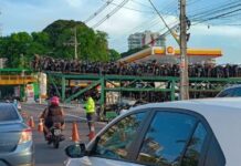 Em Manaus, caminhão cegonha paralisa av. Mario Ypiranga após pane mecânica