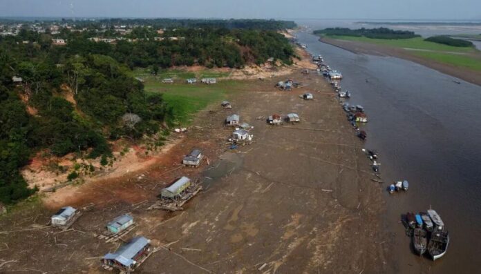 CAPA-E28098Aqui-nao-chega-socorro-na-seca-relatam-comunidades-em-lago-no-Amazonas_binary_338264-1000x570(1)
