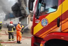 Corpo de Bombeiros combate incêndio em galpão de fábrica na zona norte de Manaus