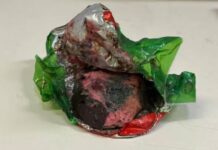 Revoltado, homem tenta matar amigo com bombom recheado de veneno