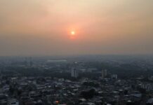 Satélites dos EUA revelam extensa nuvem de fumaça cobrindo a Amazônia e se estendendo até o sul do Brasil