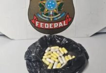 Mulher é presa em aeroporto com cocaína escondida em partes íntimas, estômago e tênis