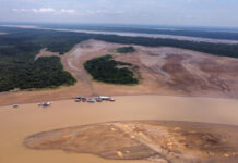 Vazante dos rios no Amazonas afeta mais de 2 mil alunos e dificulta acesso à escola