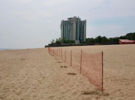 Ponta Negra instala tela para restringir acesso à área interditada para banhistas