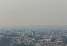 Fumaça densa cobre Manaus e sufoca moradores nesta quinta-feira