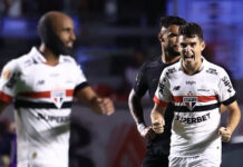 São Paulo vence Corinthians por 3 a 1 e assume liderança do Paulistão
