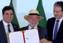 Lula sanciona lei que proíbe uso de celulares nas escolas